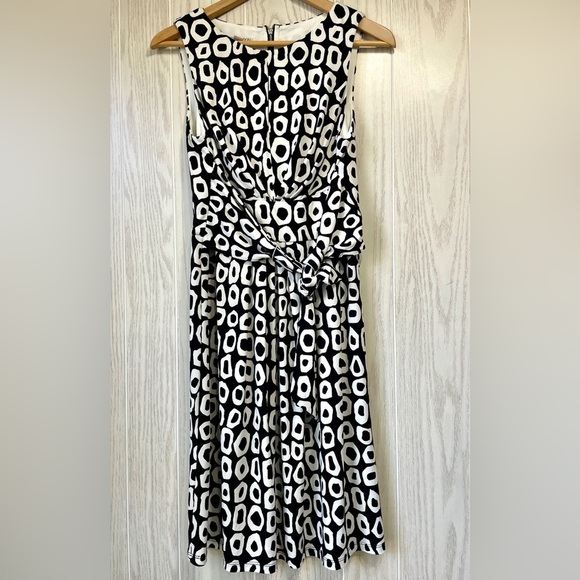 MAGGY LONDON LADIES BLACK WHITE SLEEVELESS STRETCH  DRESS ZIPPER SIZE 12 NWOT - Picture 1 of 3